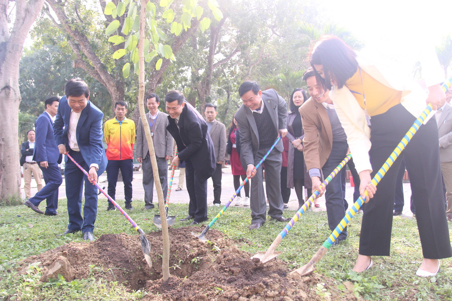 Khởi động Tết trồng cây tại Trường THPT Lê Hồng Phong