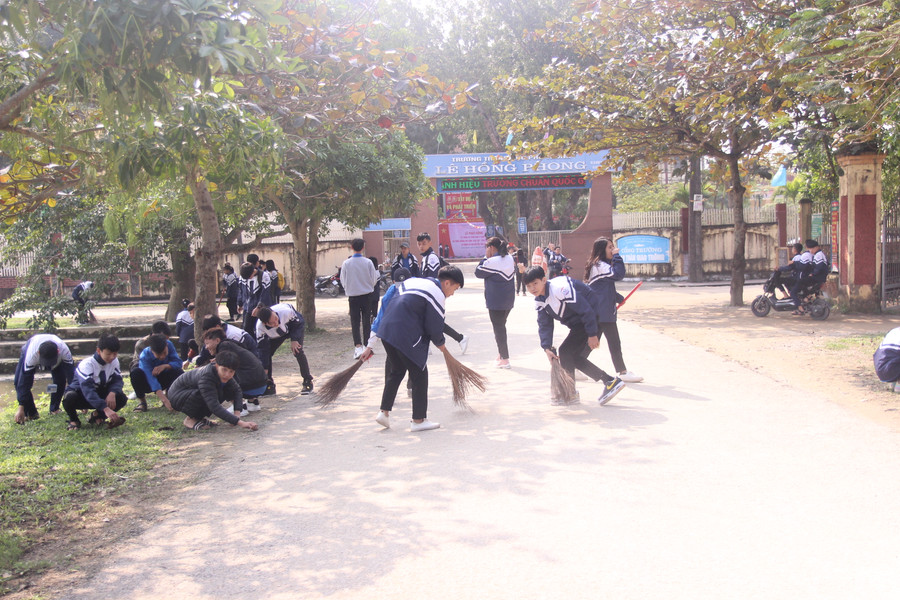 Hưởng ứng xây dựng trường học xanh sạch đẹp, an toàn, thân thiện, han chế rác thải nhựa bằng hoạt động cụ thể, thiết thực