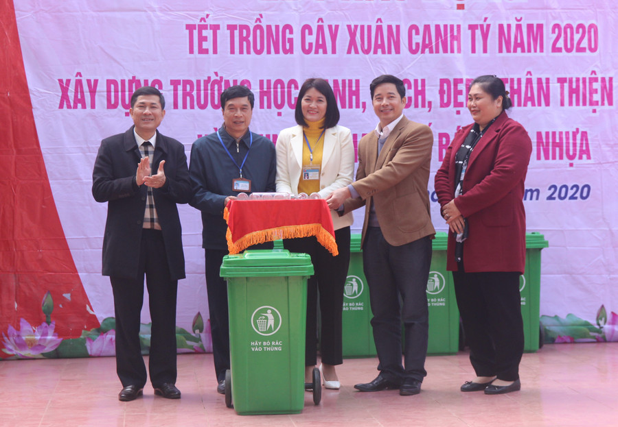 Tặng thùng đựng rác cho Trường THPT Lê Hồng Phong