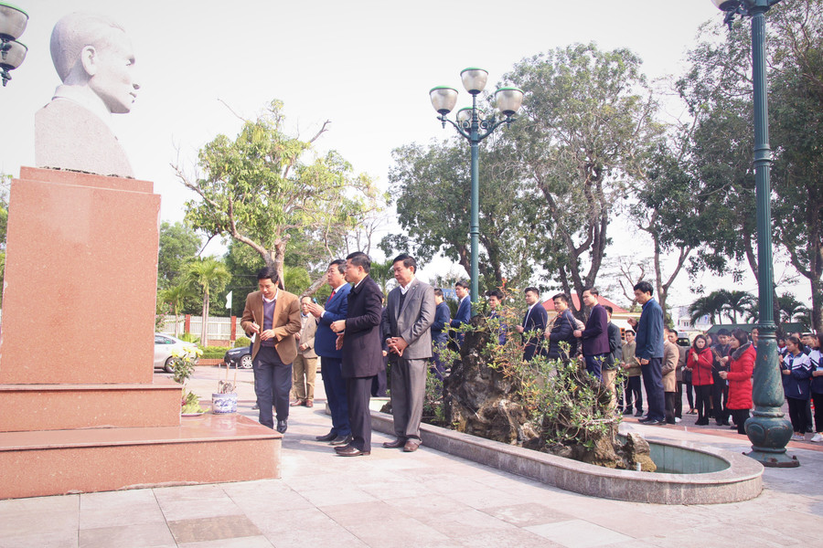 Trước lễ phát động, lãnh đạo ngành giáo dục Nghệ An cùng giáo viên, học sinh dâng hương lên anh linh cố Tổng bí thư Lê Hồng Phong