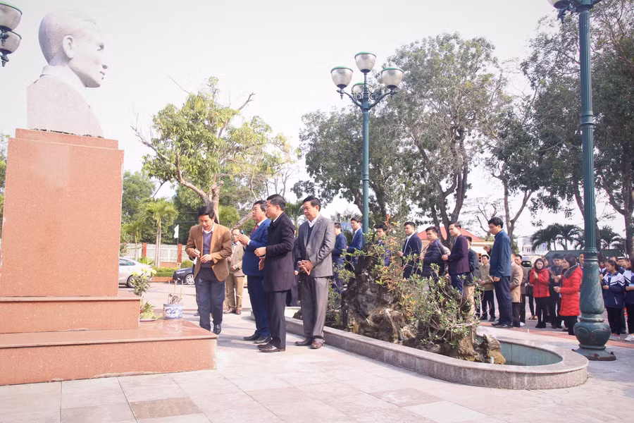 Trước lễ phát động, lãnh đạo ngành giáo dục Nghệ An cùng giáo viên, học sinh dâng hương lên anh linh cố Tổng bí thư Lê Hồng Phong