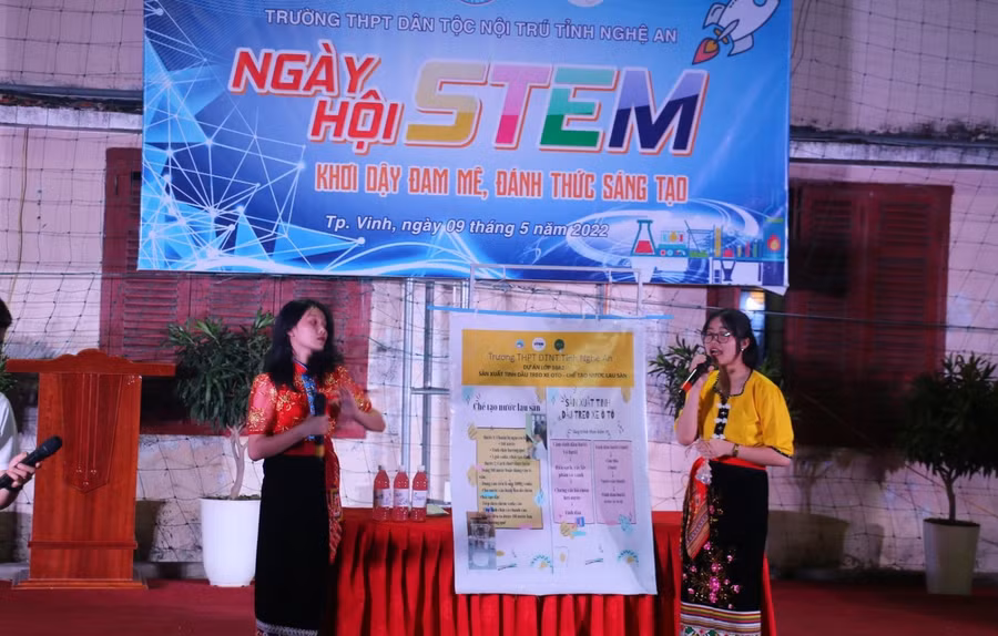Học sinh Trường PT DTNT THPT tỉnh Nghệ An thuyết trình về sản phẩm của mình trong Ngày hội STEM.