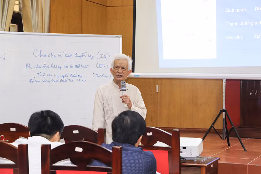 PGS. Đặng Quốc Bảo chia sẻ những câu chuyện về cuộc đời, sự nghiệp Chủ tịch Hồ Chí Minh PGS. Đặng Quốc Bảo chia sẻ những câu chuyện về cuộc đời, sự nghiệp Chủ tịch Hồ Chí Minh