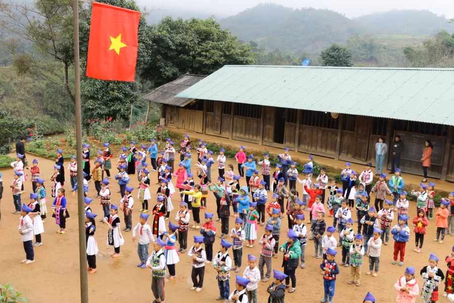 Mục tiêu xây dựng môi trường nhà trường xanh, sạch, đẹp, thân thiệt, tích cực.