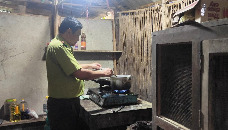 Cán bộ Trạm Kiểm lâm Yên Thắng (Lang Chánh, Thanh Hóa) đang phải nấu ăn trong điều kiện tạm bợ. (Ảnh: Thế Lượng) Cán bộ Trạm Kiểm lâm Yên Thắng (Lang Chánh, Thanh Hóa) đang phải nấu ăn trong điều kiện tạm bợ. (Ảnh: Thế Lượng)