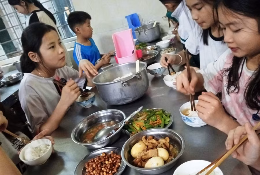 Học sinh Trường PTDTNT -THCS Quan Sơn ăn cơm tại nhà ăn của trường. ( Ảnh: NTCC)