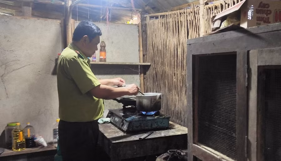 Cán bộ Trạm Kiểm lâm Yên Thắng (Lang Chánh, Thanh Hóa) đang phải nấu ăn trong điều kiện tạm bợ. (Ảnh: Thế Lượng)