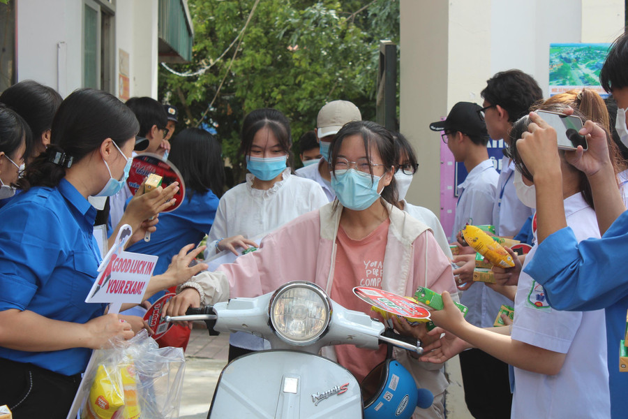 Nhiều thí sinh phấn khởi sau khi hoàn thành bài thi môn Ngữ văn. Nhiều thí sinh phấn khởi sau khi hoàn thành bài thi môn Ngữ văn.