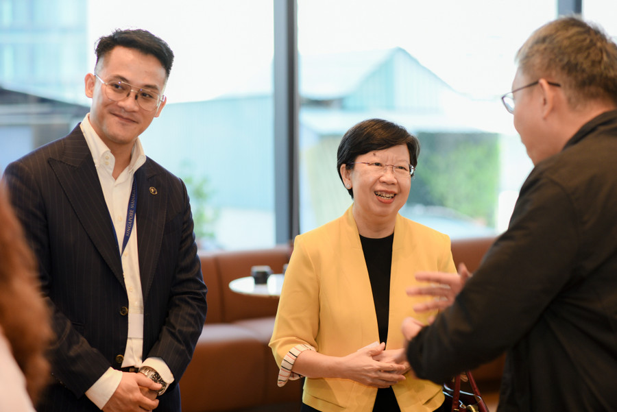 GS Lily Kong (phải) và ông Vũ Việt Anh, Giám đốc Văn phòng đại diện SMU tại TPHCM. Ảnh: Phương Anh.