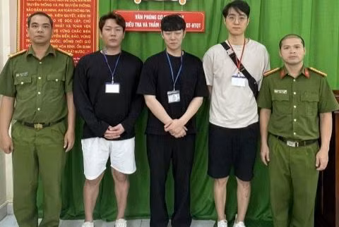 PC01 đã vận động 3 đối tượng truy nã người Hàn Quốc ra đầu thú. (Ảnh: Công an TPHCM)