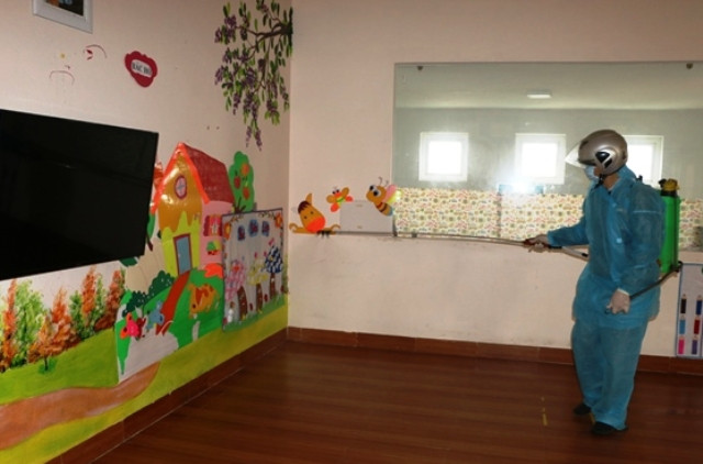 Lực lượng Y tế dự phòng TP.Thanh Hóa phun hóa chất khử khuẩn trong các lớp học.