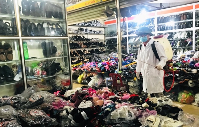 Khu vực chợ ở TP.Thanh Hóa cũng được phun hóa chất khử khuẩn để phòng, chống dịch bệnh.