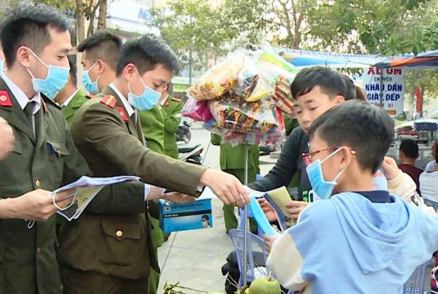 Trẻ em cũng được nhận khẩu trang miễn phí từ lực lương Công an TP.Thanh Hóa. Ảnh: Công an cung cấp.
