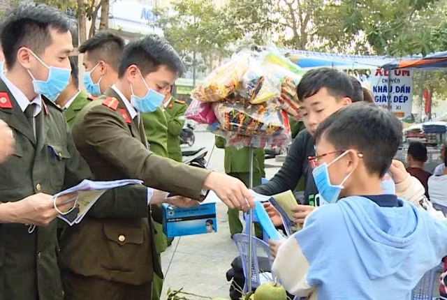 Trẻ em cũng được nhận khẩu trang miễn phí từ lực lương Công an TP.Thanh Hóa. Ảnh: Công an cung cấp.