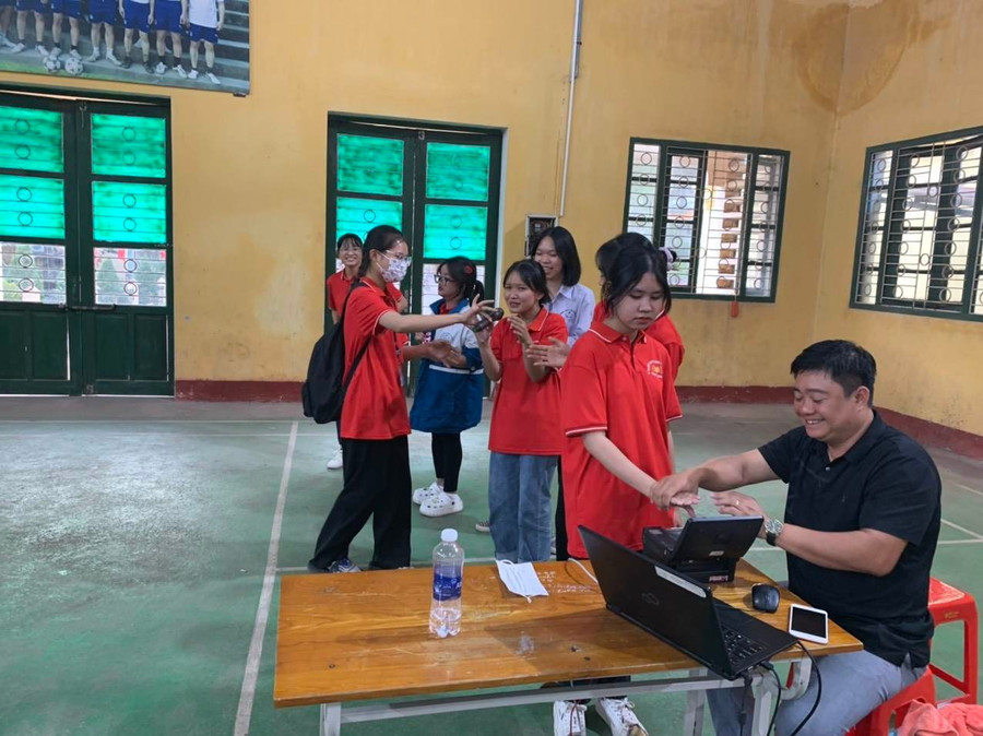 Công an Huyện Lạng Giang (Bắc Giang) làm thủ tục cấp thẻ căn cước gắn chíp cho học sinh. Công an Huyện Lạng Giang (Bắc Giang) làm thủ tục cấp thẻ căn cước gắn chíp cho học sinh.