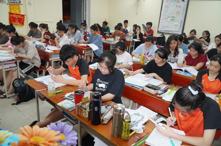 Những buổi tự học ban đêm miệt mài trên lớp của học trò trường dân tộc nội trú Nghệ An. Ảnh: Hồ Lài. Những buổi tự học ban đêm miệt mài trên lớp của học trò trường dân tộc nội trú Nghệ An. Ảnh: Hồ Lài.