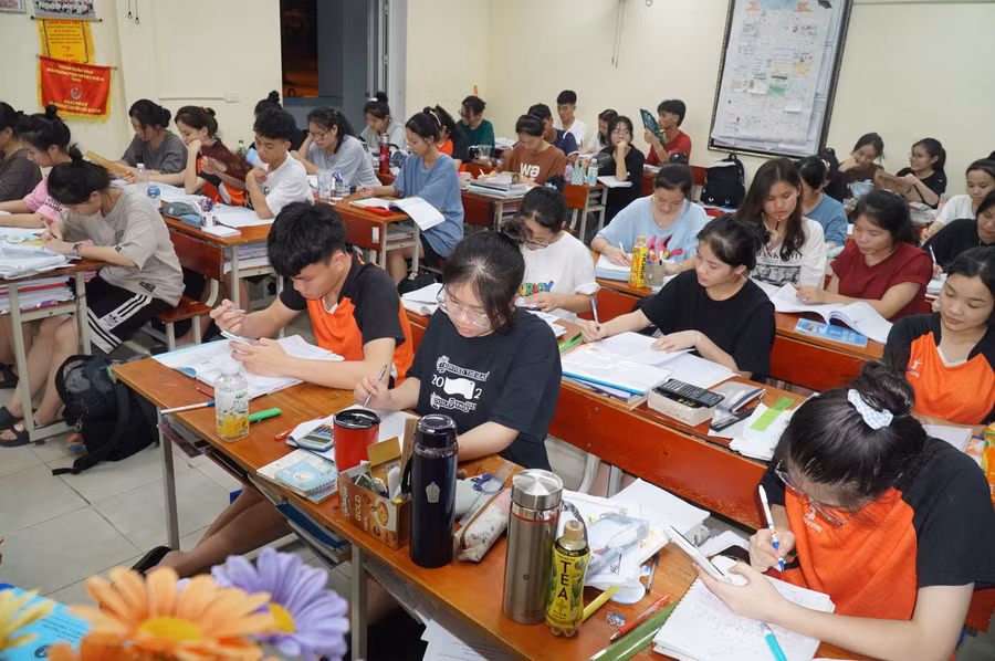 Những buổi tự học ban đêm miệt mài trên lớp của học trò trường dân tộc nội trú Nghệ An. Ảnh: Hồ Lài.