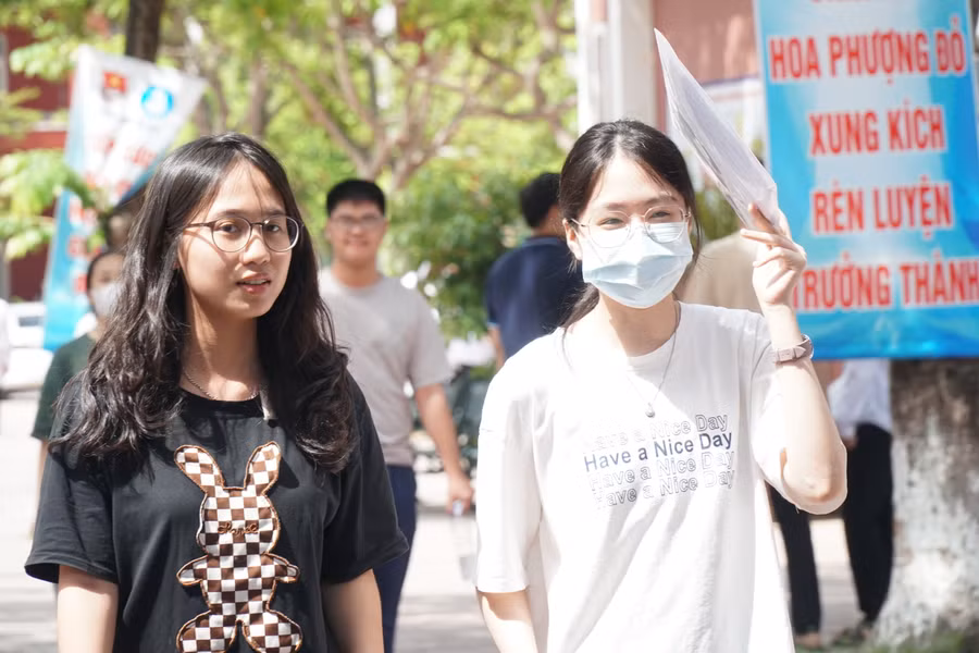 Thí sinh Nghệ An hoàn thành bài thi môn Ngữ văn - kỳ thi Tốt nghiệp THPT sáng 28/6. Ảnh: Hồ Lài.