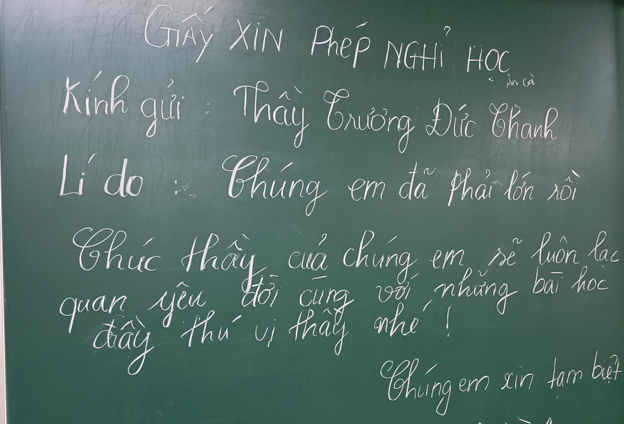 Giấy xin nghỉ học với lý do "chúng em đã phải lớn rồi" của học trò K37C1 Trường Phổ thông DTNT THPT tỉnh Nghệ An. Ảnh: NVCC. Giấy xin nghỉ học với lý do "chúng em đã phải lớn rồi" của học trò K37C1 Trường Phổ thông DTNT THPT tỉnh Nghệ An. Ảnh: NVCC.