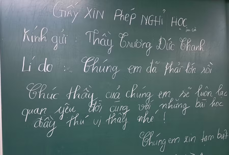 Giấy xin nghỉ học với lý do "chúng em đã phải lớn rồi" của học trò K37C1 Trường Phổ thông DTNT THPT tỉnh Nghệ An. Ảnh: NVCC.