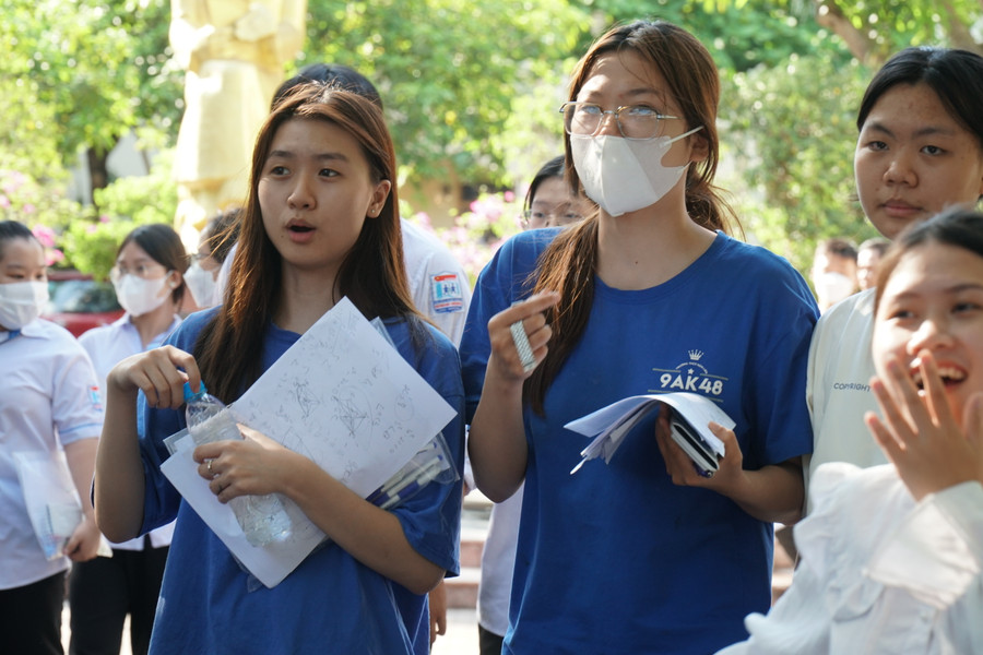 Nhiều thí sinh Nghệ An cho biết nên cố gắng tô hết đáp án, không bỏ trống phiếu trắc nghiệm. Ảnh: Hồ Lài. Nhiều thí sinh Nghệ An cho biết nên cố gắng tô hết đáp án, không bỏ trống phiếu trắc nghiệm. Ảnh: Hồ Lài.