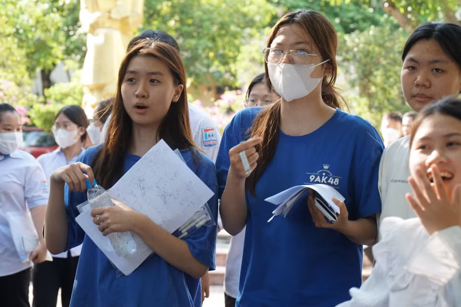 Nhiều thí sinh Nghệ An cho biết nên cố gắng tô hết đáp án, không bỏ trống phiếu trắc nghiệm. Ảnh: Hồ Lài.