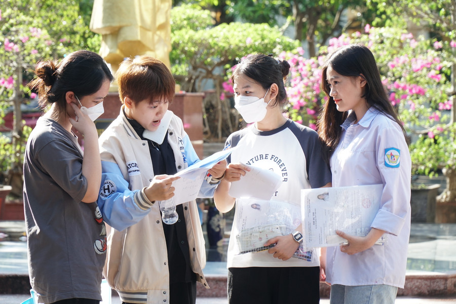 Thí sinh Nghệ An hoàn thành bài thi môn Ngoại ngữ tại kỳ thi Tốt nghiệp THPT năm 2023. Ảnh: Hồ Lài. Thí sinh Nghệ An hoàn thành bài thi môn Ngoại ngữ tại kỳ thi Tốt nghiệp THPT năm 2023. Ảnh: Hồ Lài.