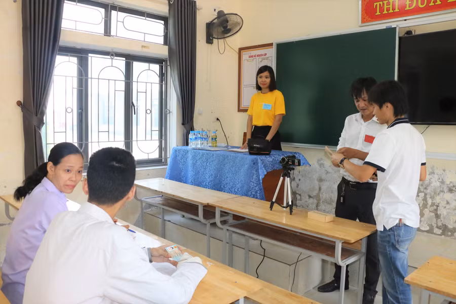 Nam sinh gặp sự cố trước kỳ thi được hỗ trợ tối đa, tạo điều kiện làm bài thi theo đúng quy chế. Ảnh: Hồ Lài.