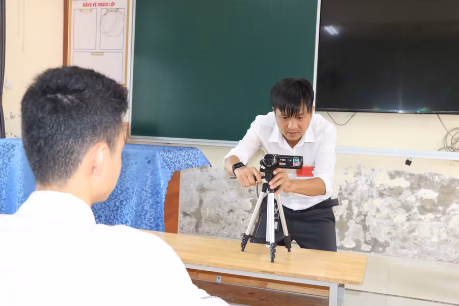 Giáo viên lắp đặt máy quay và máy ghi âm trong phòng thi riêng theo đúng quy định của Bộ GD&amp;ĐT. Ảnh: Hồ Lài.