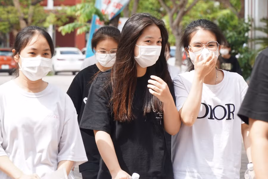 Nhiều thí sinh phấn khởi vì đề môn Ngữ văn không quá bất ngờ, và thích thú trao đổi về chủ đề cân bằng cảm xúc phù hợp với lứa tuổi học trò. Ảnh: Hồ Lài.