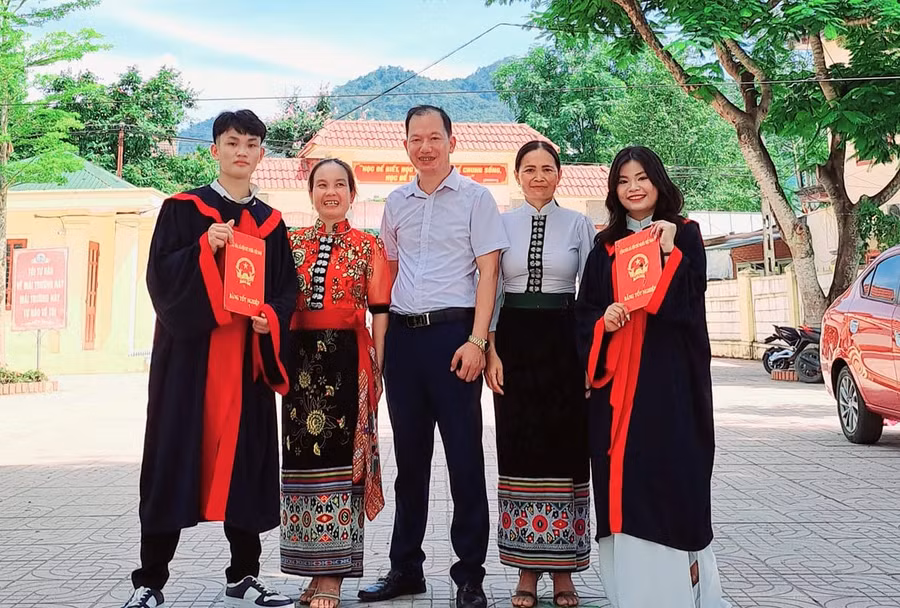 Thầy Ngô Chiến Thắng (ở giữa) - cùng học sinh Trường THPT Quế Phong, huyện Quế Phong, Nghệ An. Ảnh: NVCC.