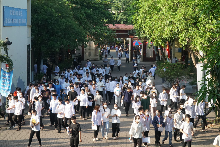 Thí sinh đến dự thi Tốt nghiệp THPT tại điểm thi Trường THPT chuyên Phan Bội Châu (Nghệ An). Ảnh: Hồ Lài. Thí sinh đến dự thi Tốt nghiệp THPT tại điểm thi Trường THPT chuyên Phan Bội Châu (Nghệ An). Ảnh: Hồ Lài.