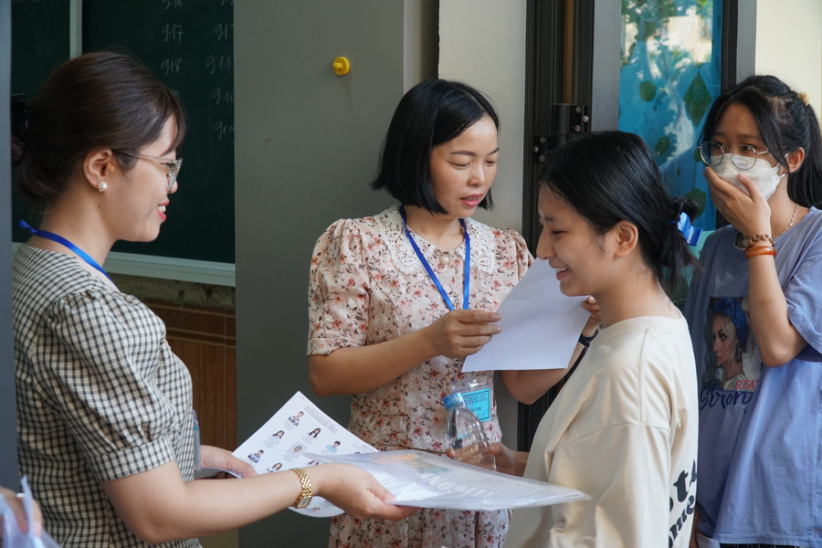 Sáng 28/6, cùng với cả nước, thí sinh Nghệ An bước vào môn thi Ngữ văn, kỳ thi tốt nghiệp THPT 2023. Ảnh: Hồ Lài. Sáng 28/6, cùng với cả nước, thí sinh Nghệ An bước vào môn thi Ngữ văn, kỳ thi tốt nghiệp THPT 2023. Ảnh: Hồ Lài.