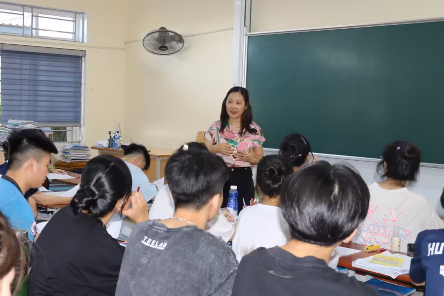 Cô Phan Thị Hồng – Giáo viên Trường Phổ thông Dân tộc nội trú THPT số 2 tỉnh Nghệ An. Ảnh: Hồ Lài.