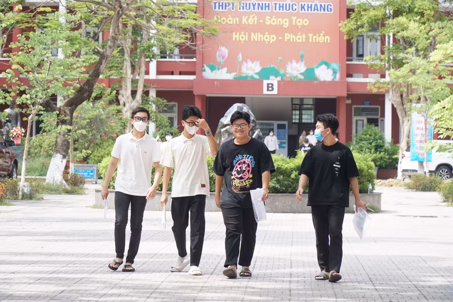 Thí sinh rời điểm thi Trường THPT Huỳnh Thúc Kháng (TP Vinh, Nghệ An). Ảnh: Hồ Lài.