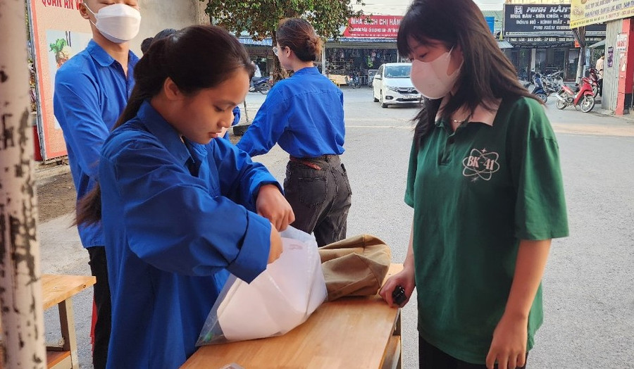 Các bạn tình nguyện viên trông giữ hộ đồ đạc, vật dụng không được đưa vào phòng thi giúp thí sinh.