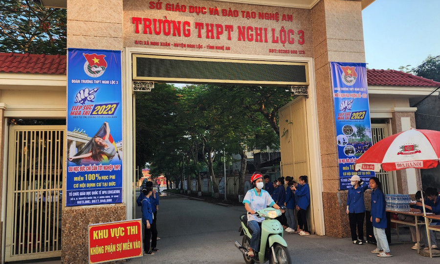 Các bạn tình nguyện viên đến sớm tại điểm thi Trường THPT Nghi Lộc 3 (huyện Nghi Lộc, Nghệ An) sắp xếp khu vực tiếp sức, nhắc nhở người không phận sự ra khỏi khu vực thi.