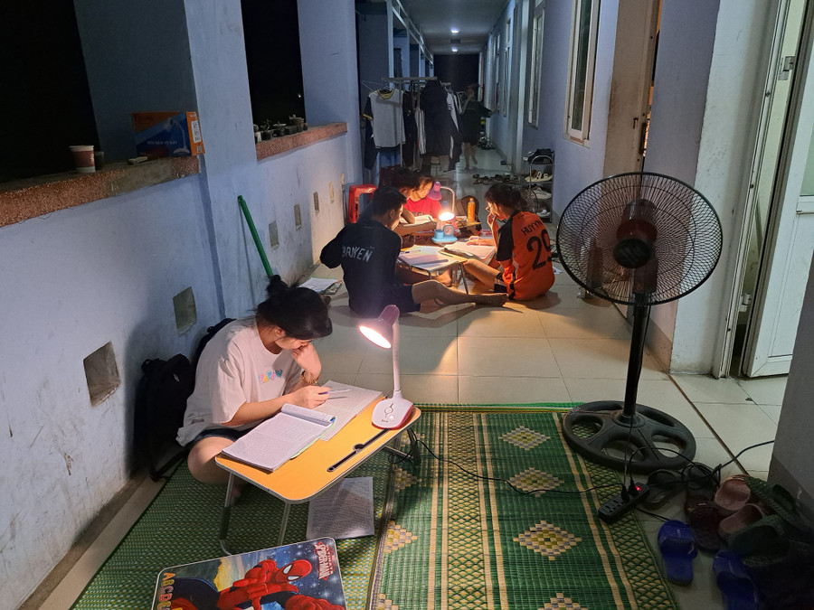 Trước ngày thi, cô Phan Thị Hồng trả smartphone cho học trò nhưng các em từ chối, để tập trung tự học ở ký túc xá, sợ... rơi hết chữ. Ảnh: NVCC. Trước ngày thi, cô Phan Thị Hồng trả smartphone cho học trò nhưng các em từ chối, để tập trung tự học ở ký túc xá, sợ... rơi hết chữ. Ảnh: NVCC.