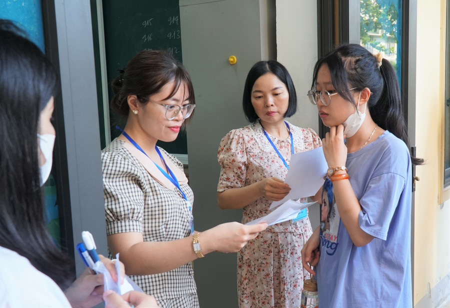 Giám thị gọi thí sinh vào phòng thi tại điểm thi Trường THPT chuyên Phan Bội Châu (Nghệ An). Ảnh: Hồ Lài. Giám thị gọi thí sinh vào phòng thi tại điểm thi Trường THPT chuyên Phan Bội Châu (Nghệ An). Ảnh: Hồ Lài.