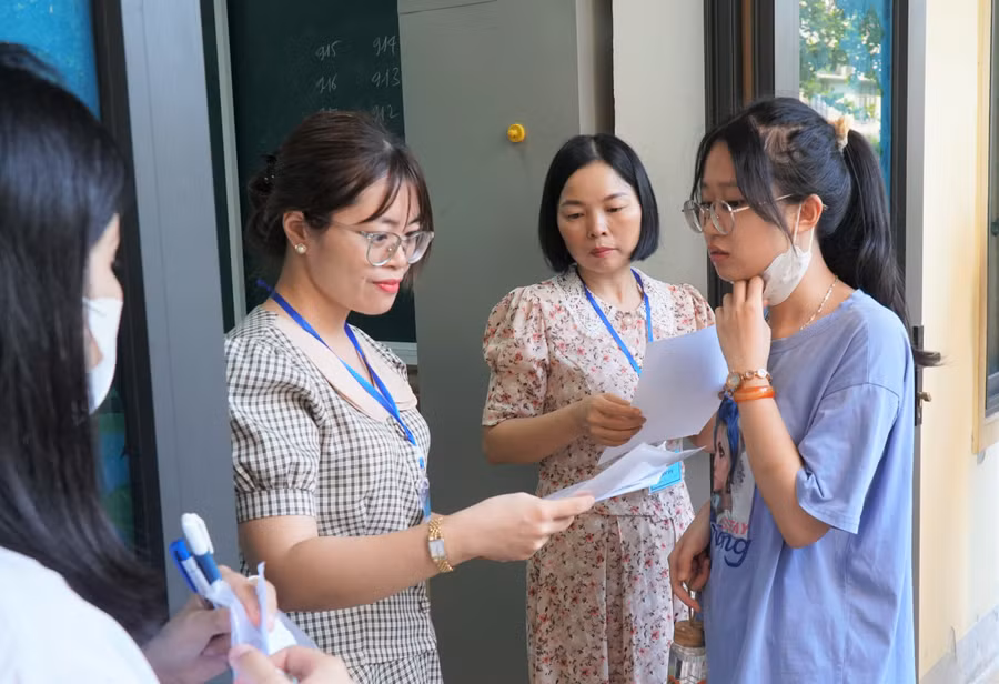 Giám thị gọi thí sinh vào phòng thi tại điểm thi Trường THPT chuyên Phan Bội Châu (Nghệ An). Ảnh: Hồ Lài.