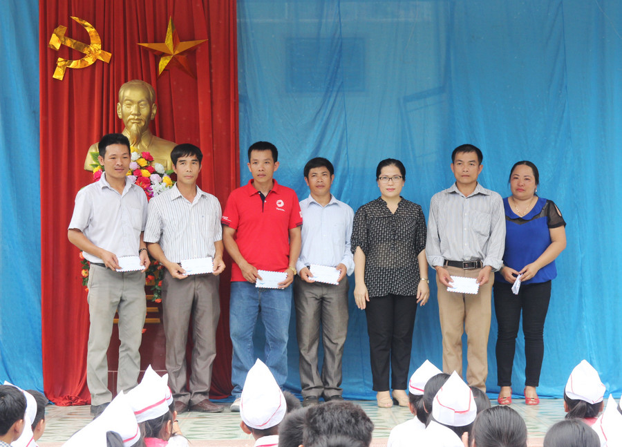 Ngành giáo dục Nghệ An tặng quà cho gia đình các giáo viên huyện Kỳ Sơn bị ảnh hưởng do lũ Ngành giáo dục Nghệ An tặng quà cho gia đình các giáo viên huyện Kỳ Sơn bị ảnh hưởng do lũ