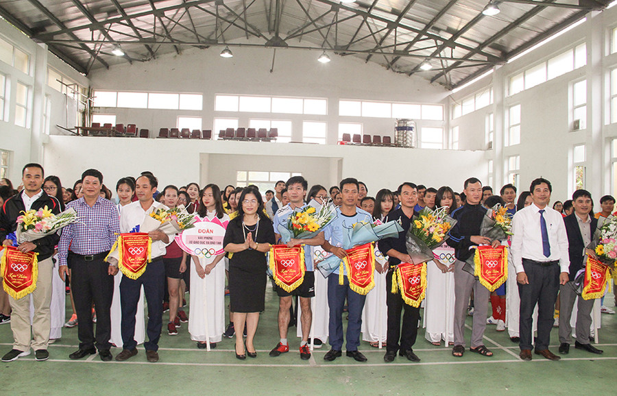 Ban tổ chức trao cờ lưu niệm cho các đơn vị dự Vòng chung kết Giải TDTT Ban tổ chức trao cờ lưu niệm cho các đơn vị dự Vòng chung kết Giải TDTT