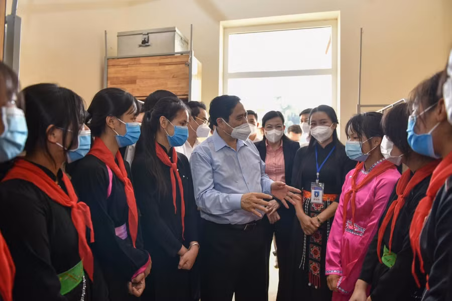 Thủ tướng Chính phủ Phạm Minh Chính tới thăm, động viên học sinh Trường Phổ thông Dân tộc nội trú THCS Định Hóa, Thái Nguyên.