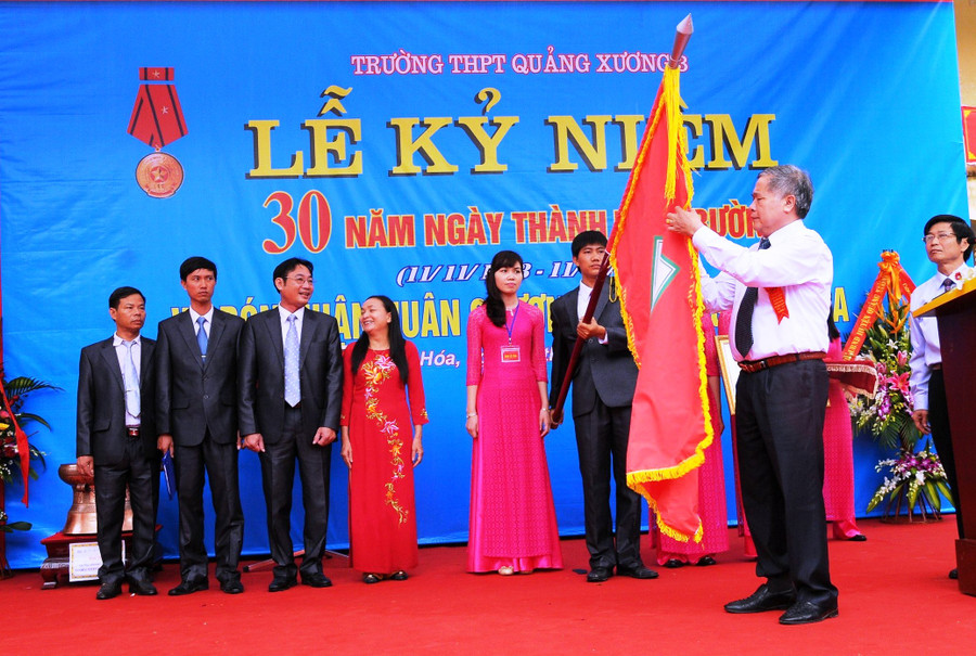 Trường THPT Chu Văn An đón nhận Huân chương Lao động hạng Ba, nhân dịp Kỷ niệm 30 năm thành lập trường (năm 2013). Ảnh: NTCC.