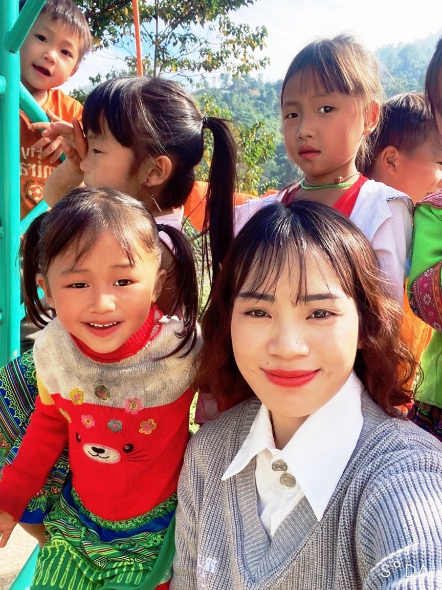 Niềm hạnh phúc của nữ nhà giáo và những đứa trẻ. Ảnh: NVCC