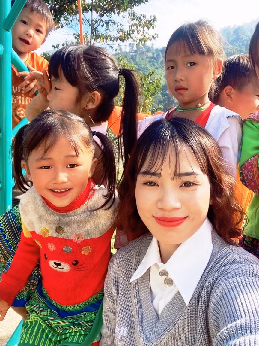 Niềm hạnh phúc của nữ nhà giáo và những đứa trẻ. Ảnh: NVCC