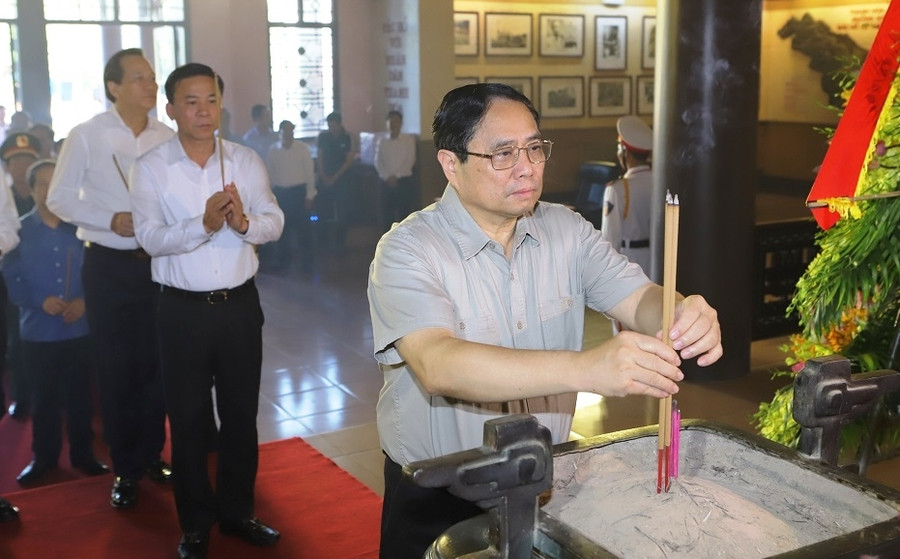 Thủ tướng Phạm Minh Chính dâng hương tại Khu Văn hóa tưởng niệm Chủ tịch Hồ Chí Minh, ở TP Thanh Hóa. (Ảnh: MH) Thủ tướng Phạm Minh Chính dâng hương tại Khu Văn hóa tưởng niệm Chủ tịch Hồ Chí Minh, ở TP Thanh Hóa. (Ảnh: MH)