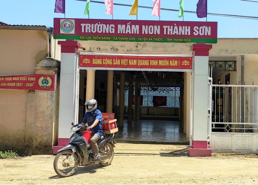 Thầy Ngân Văn Tùng - đưa cơm trưa vào điểm lẻ cho học sinh. Ảnh: Thế Lượng Thầy Ngân Văn Tùng - đưa cơm trưa vào điểm lẻ cho học sinh. Ảnh: Thế Lượng