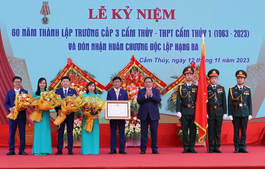 Trường THPT Cẩm Thủy 1 đón nhận Huân chương Độc lập hạng Ba. Ảnh: MH. 