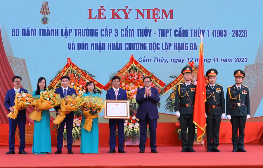 Trường THPT Cẩm Thủy 1 đón nhận Huân chương Độc lập hạng Ba. Ảnh: MH. 